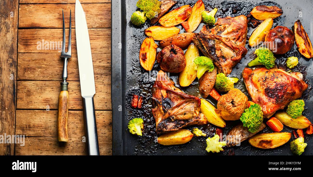 Gegrilltes Hähnchenfleisch mit Gemüse. Gebratenes Fleisch auf Backblech Stockfoto