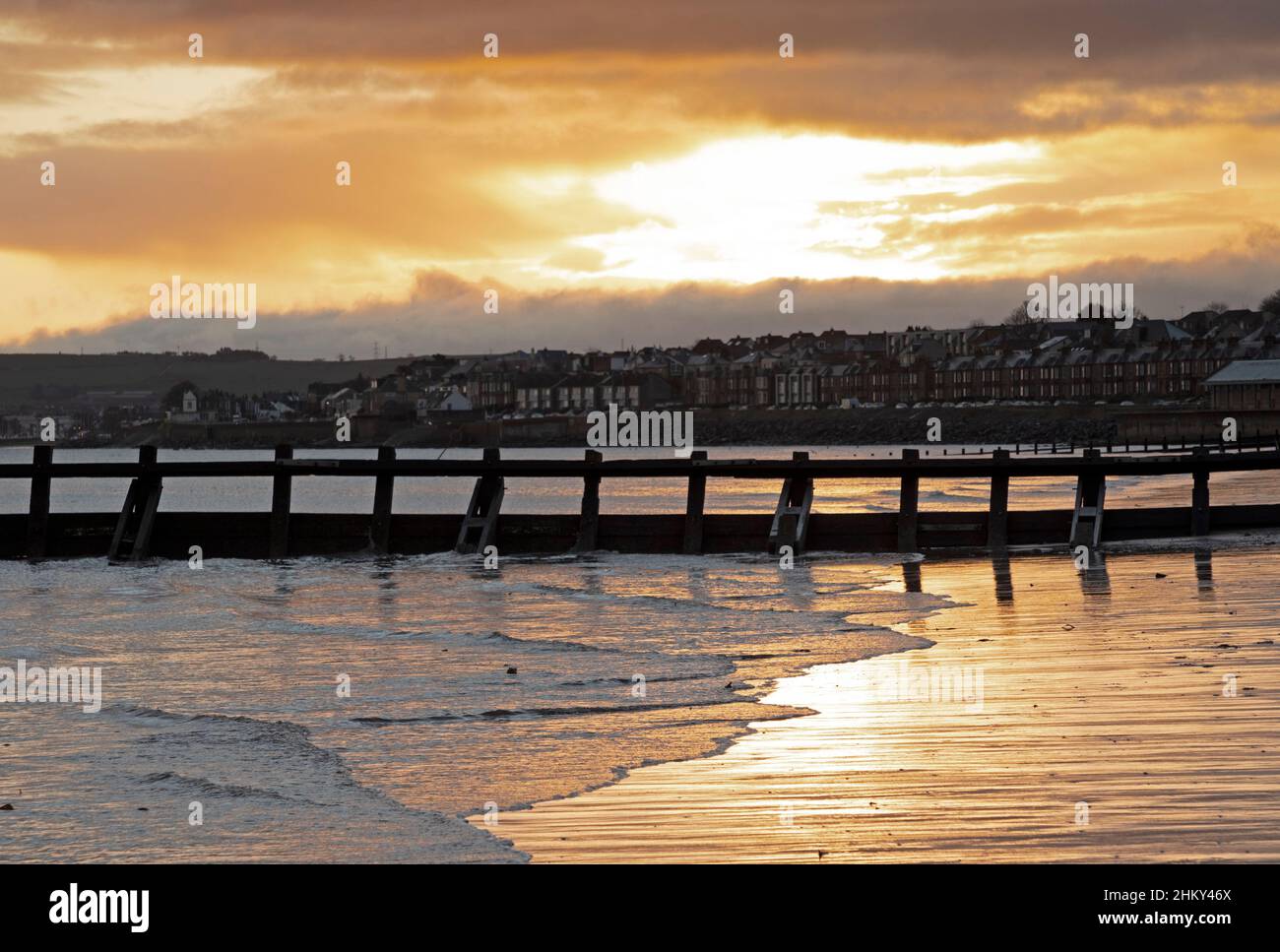 Portobello, Edinburgh, Schottland, Großbritannien. 6th. Februar 2022. Eine subtile Morgendämmerung erwacht am Meer durch den Firth of Forth Temperatur 7 Grad mit einer spritzigen Brise, Regenschauer setzen kurz nach dem Sonnenaufgang ein. Kredit: Scottishrecreative/alamy Live Nachrichten. Stockfoto