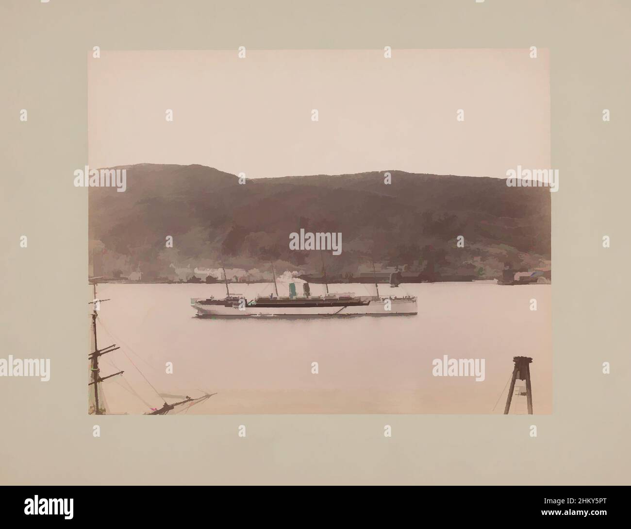 Kunst inspiriert von Schiff Kaiser Wilhelm II, Bergen, Norwegen, Blick auf einen See, mit Schiff und Bergen im Hintergrund., Knud Knudsen, Norwegen, c. 1870 - c. 1900, fotografische Unterstützung, Karton, Albumin-Druck, Höhe 215 mm, Breite 270 mmhöhe 305 mm, Breite 399 mm, Classic Works modernisiert von Artotop mit einem Schuss Moderne. Formen, Farbe und Wert, auffällige visuelle Wirkung auf Kunst. Emotionen durch Freiheit von Kunstwerken auf zeitgemäße Weise. Eine zeitlose Botschaft, die eine wild kreative neue Richtung verfolgt. Künstler, die sich dem digitalen Medium zuwenden und die Artotop NFT erschaffen Stockfoto