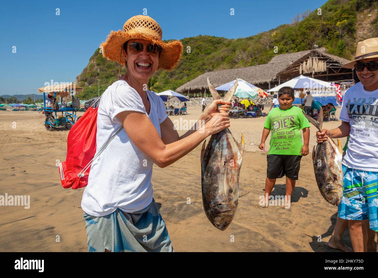 Tourist mit typischen Huauchinango-Fischen. Manzanillo Beach. Pazifischer Ozean. Colima. Mexiko, Nordamerika Stockfoto