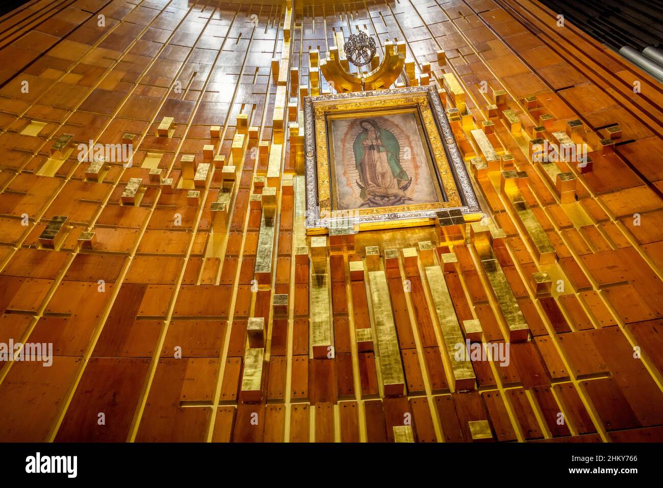 Bild der Jungfrau von Guadalupe. Neue Basilika unserer Lieben Frau von Guadalupe, römisch-katholische Kirche. Mexiko-Stadt. Nordamerika Stockfoto