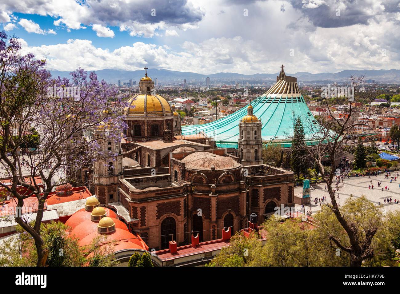 Alte und neue Basilika, Basilica de Nuestra Senora de Guadalupe, Unsere Liebe Frau von Guadalupe, Mexiko-Stadt. Nordamerika Stockfoto