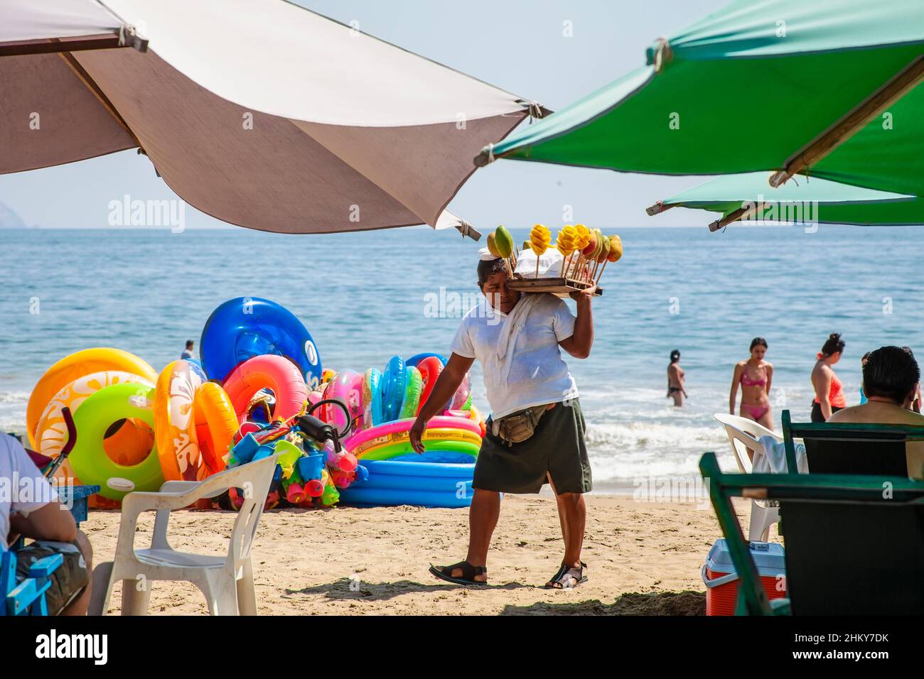 Frau, die Obst verkauft. Manzanillo Beach. Pazifischer Ozean. Colima. Mexiko, Nordamerika Stockfoto
