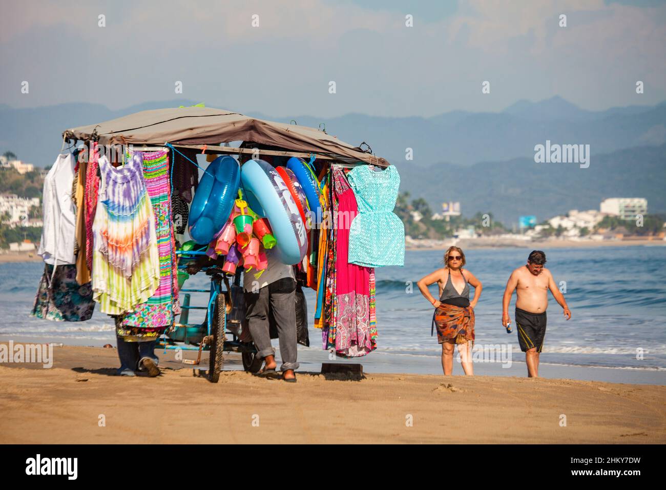 Händler, der Kunsthandwerk verkauft. Manzanillo Beach. Pazifischer Ozean. Colima. Mexiko, Nordamerika Stockfoto