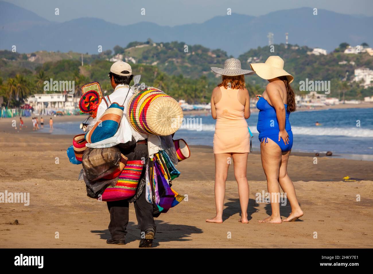 Händler, der Kunsthandwerk verkauft. Manzanillo Beach. Pazifischer Ozean. Colima. Mexiko, Nordamerika Stockfoto