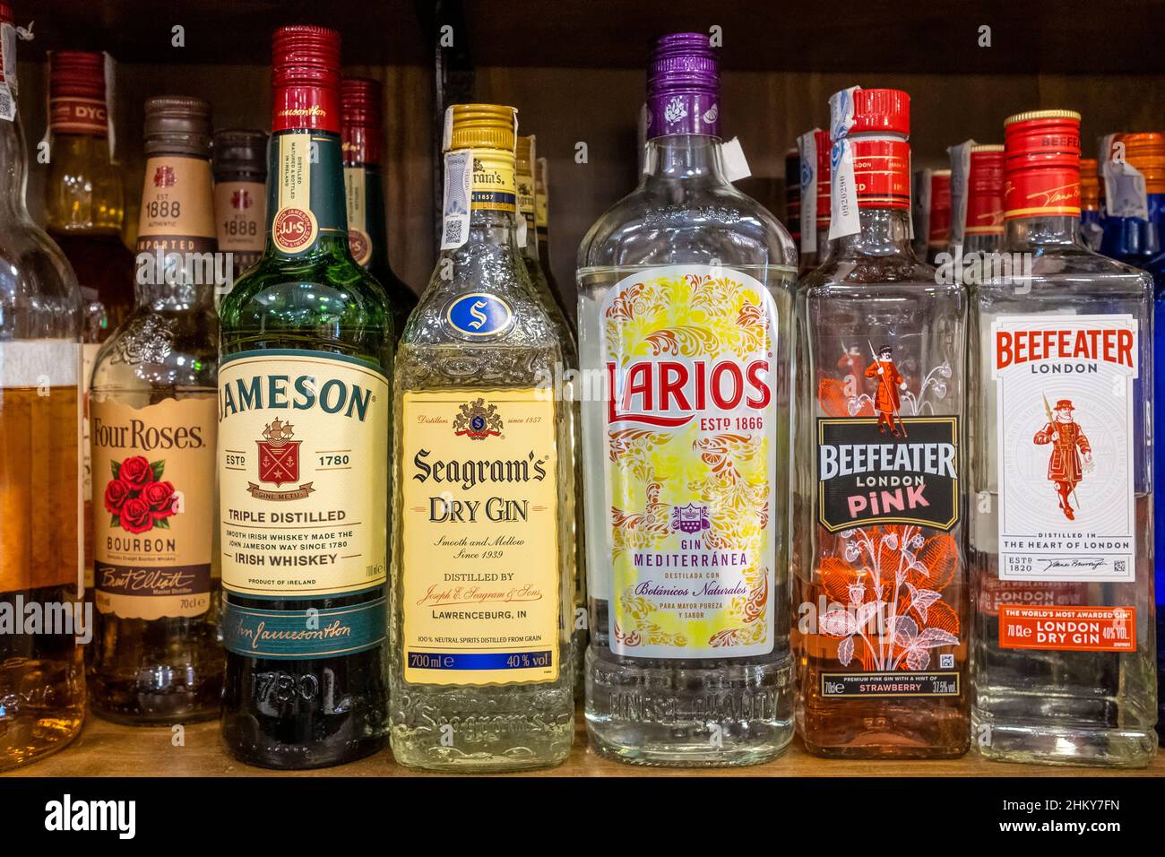 Verschiedene alkoholische Flaschengetränke in einer Bar Stockfoto
