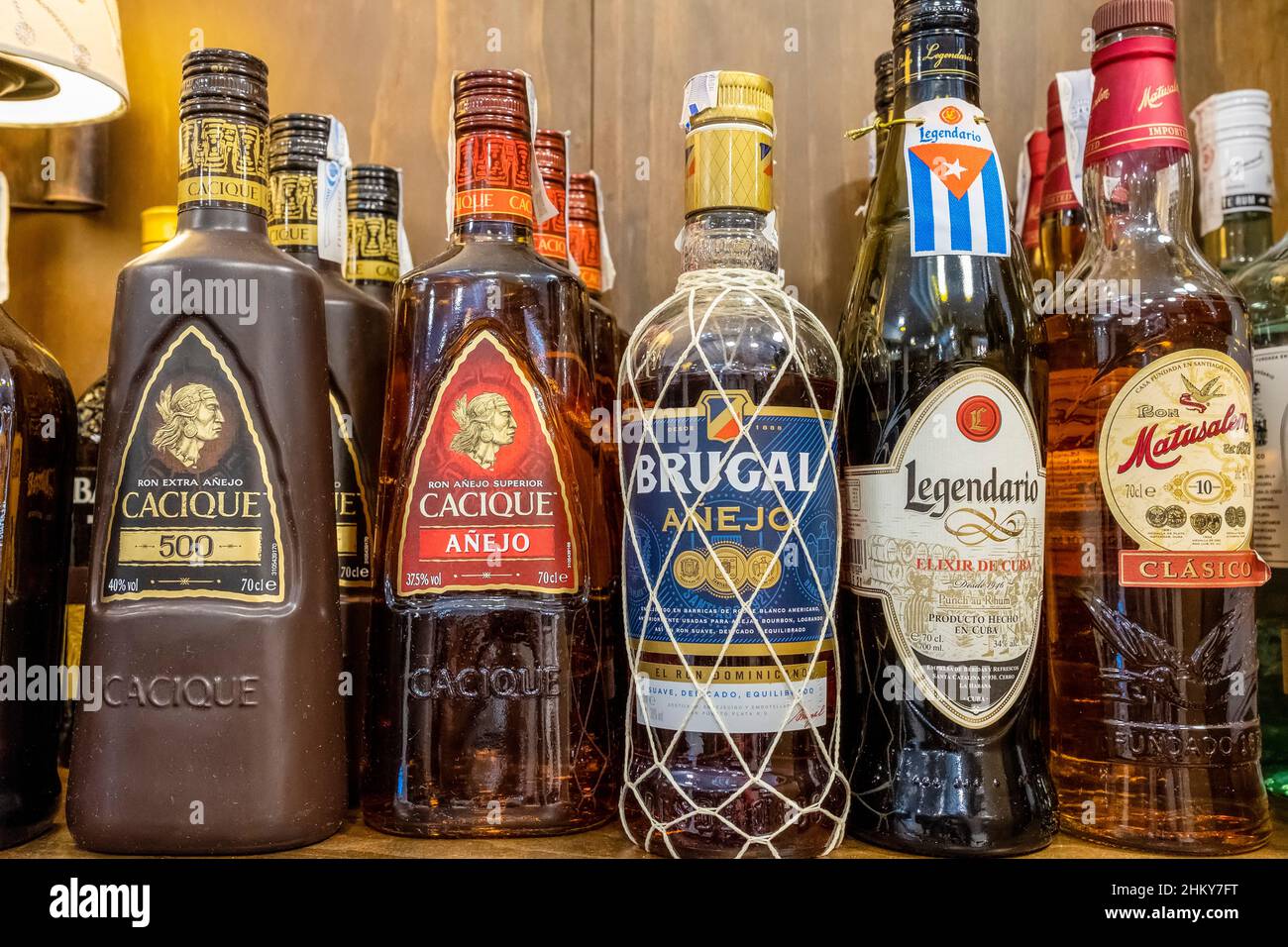 Verschiedene alkoholische Flaschengetränke in einer Bar Stockfoto