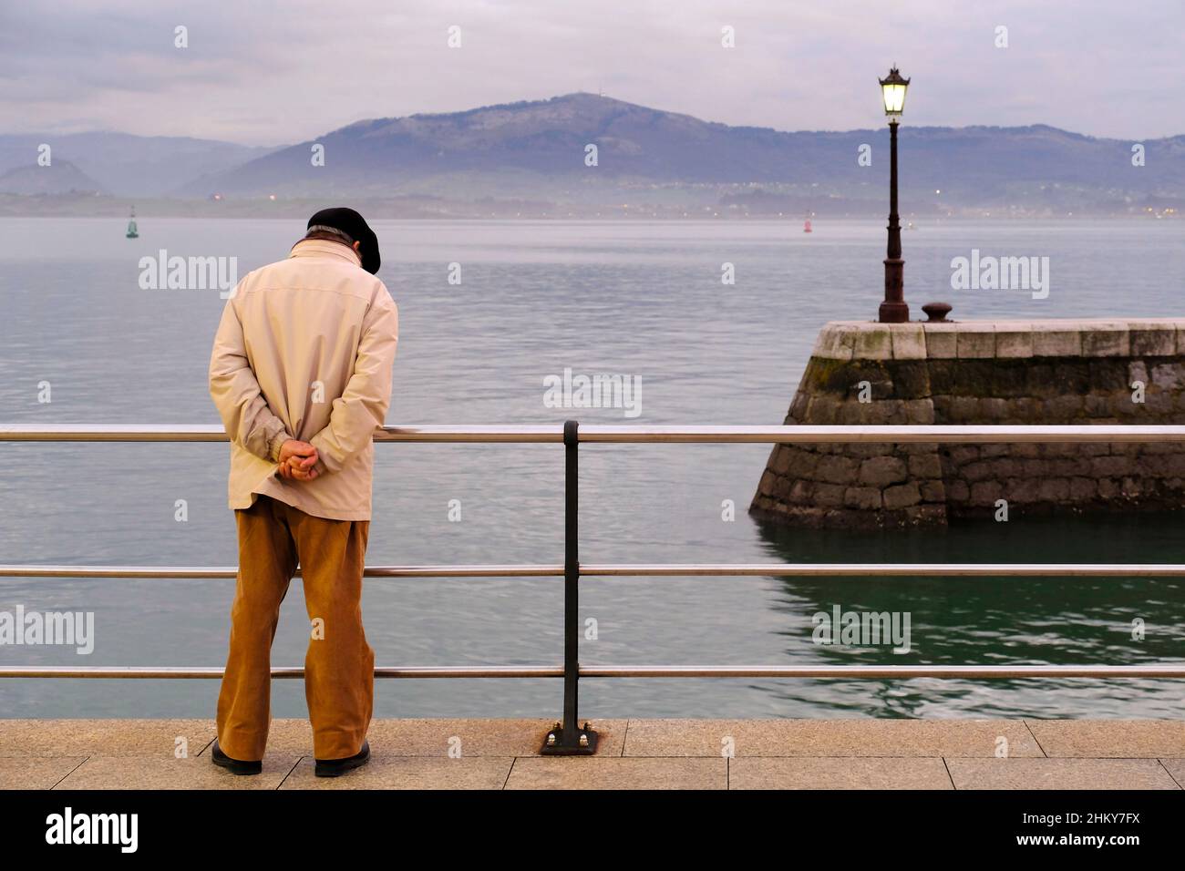 Alter Mann mit Meerblick. Bahia de Santander. Kantabrischen Meer, Kantabrien, Spanien, Europa Stockfoto
