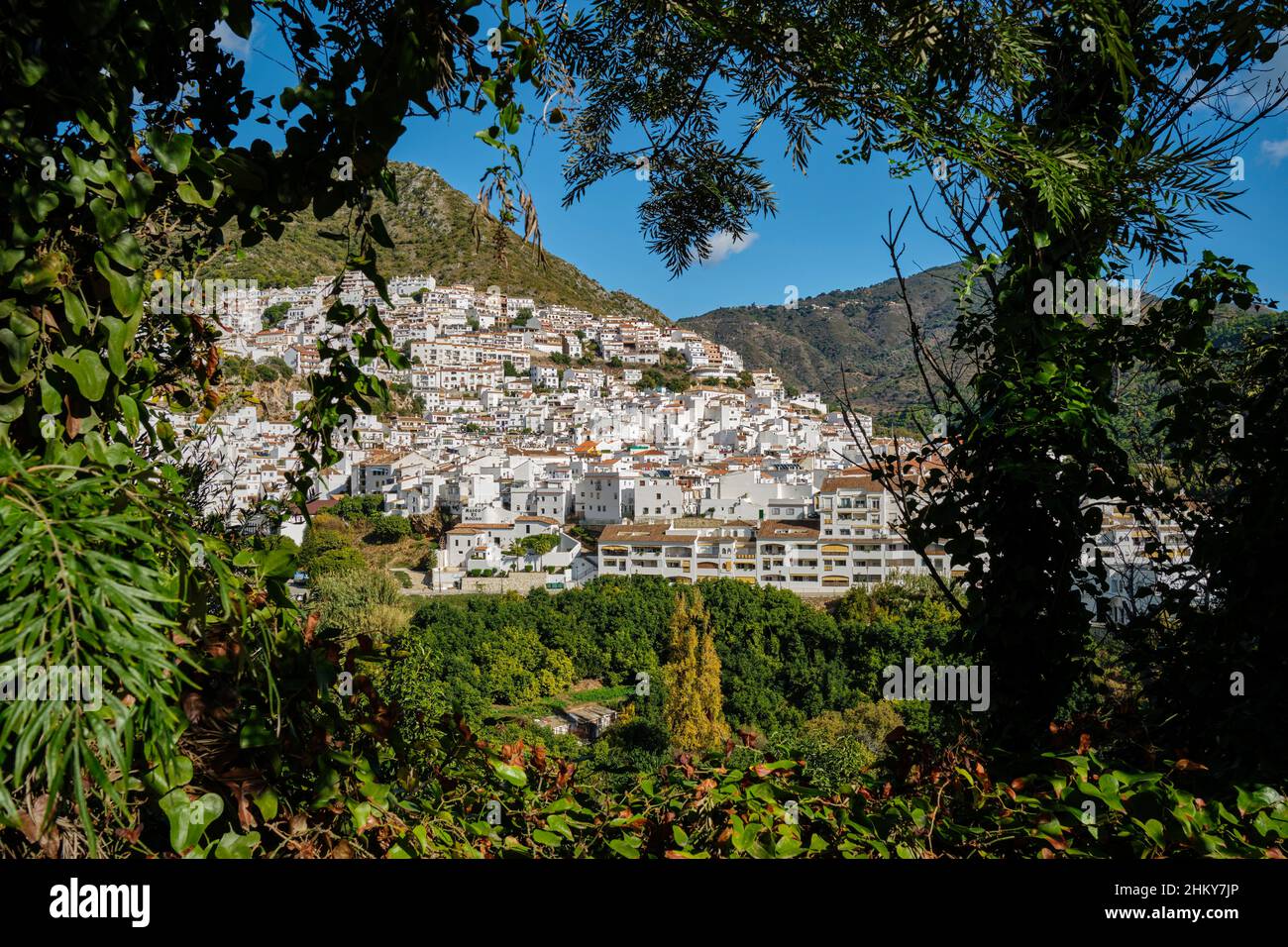 Panoramablick auf das weiße Dorf Ojen. Malaga Provinz Costa del Sol. Andalusien Südspanien, Europa Stockfoto