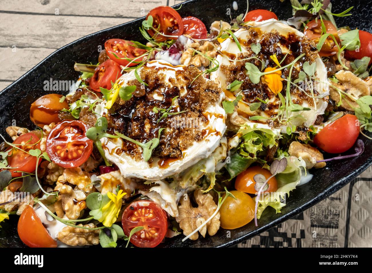Salat mit Tomaten, Walnüssen und Ziegenkäse Stockfoto
