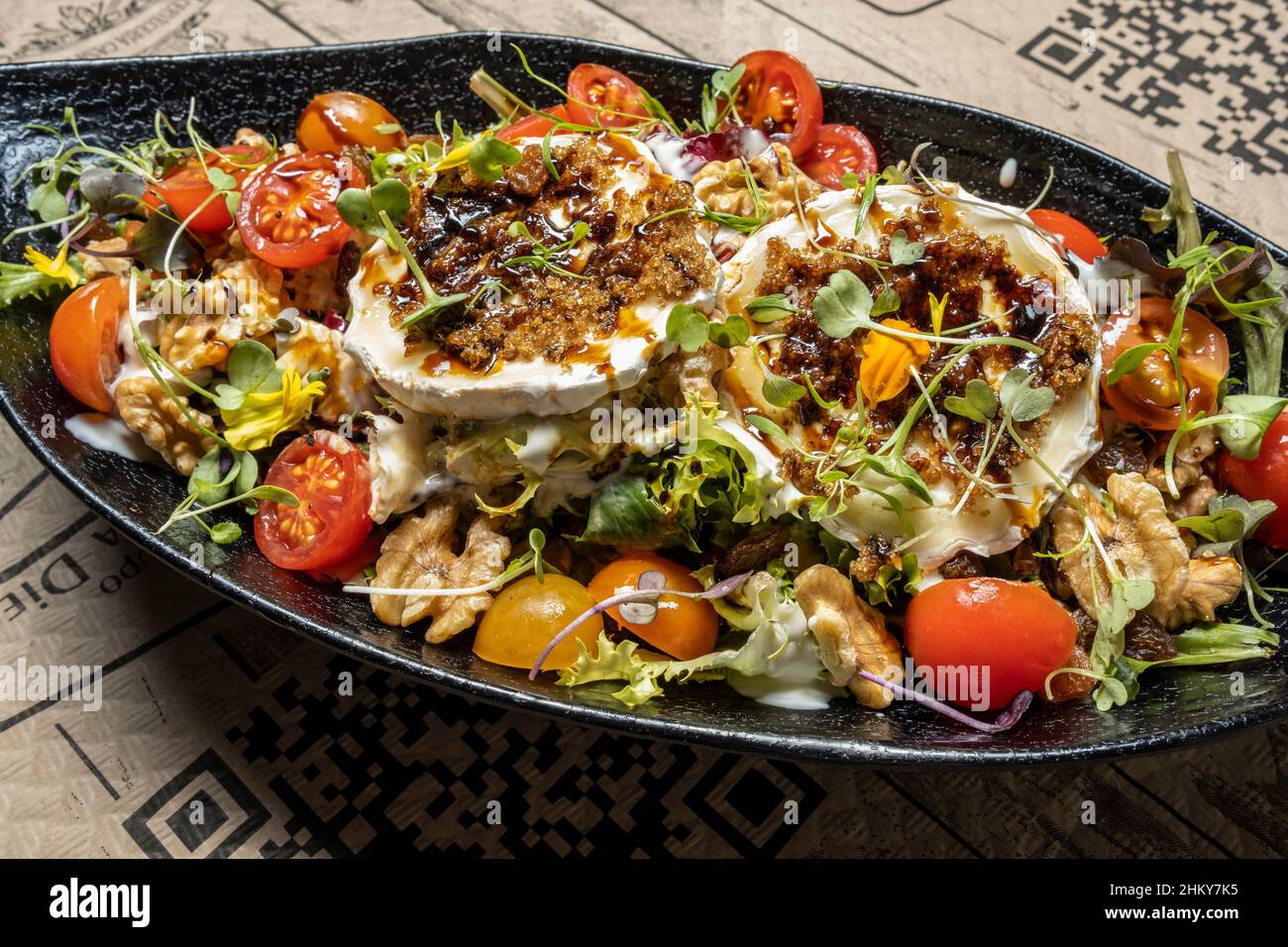 Salat mit Tomaten, Walnüssen und Ziegenkäse Stockfoto
