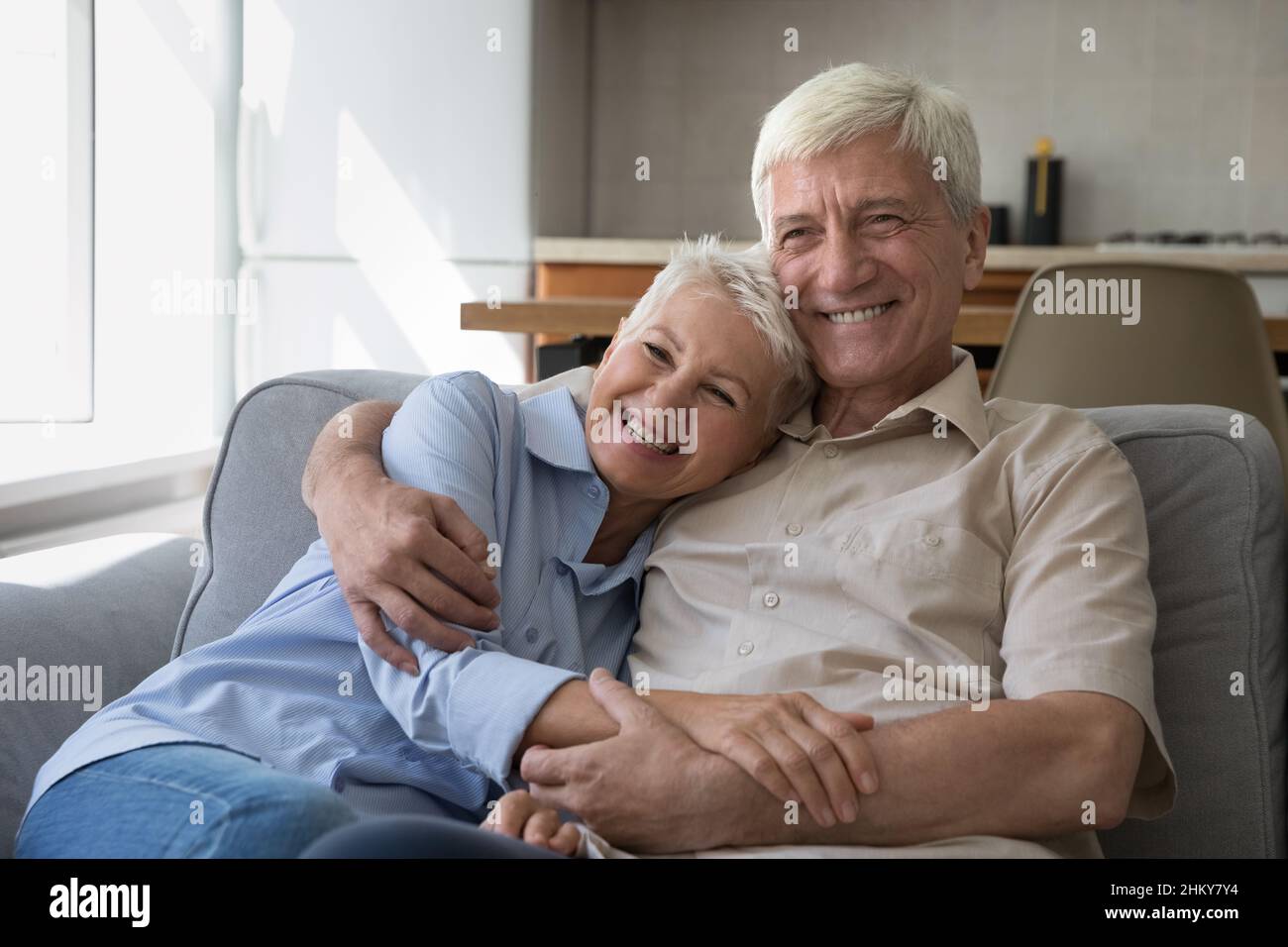 Glücklich grauhaarig reifen Paar Hause offen Porträt Stockfoto