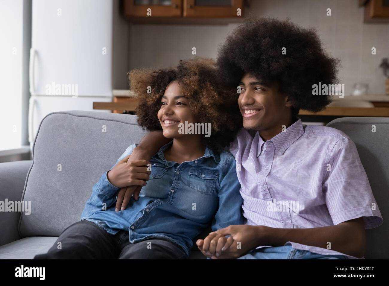Glücklich Dating Schwarzes Teenager-Paar in der Liebe träumen zusammen Stockfoto