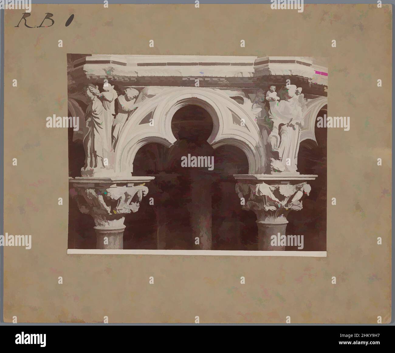 Kunst inspiriert durch Detail der Kanzel in der Kathedrale von Siena von Nicola Pisano, zwei Kapitelle mit weiblichen Heiligen verziert, SIENA - Cattedrale. UN dettaglio del Pulpito. (Niccolò Pisano.), Alinari, Dom, 1875 - 1900, Karton, Albumen Print, Höhe 192 mm × Breite 248 mm, Classic Works modernisiert von Artotop mit einem Schuss Moderne. Formen, Farbe und Wert, auffällige visuelle Wirkung auf Kunst. Emotionen durch Freiheit von Kunstwerken auf zeitgemäße Weise. Eine zeitlose Botschaft, die eine wild kreative neue Richtung verfolgt. Künstler, die sich dem digitalen Medium zuwenden und die Artotop NFT erschaffen Stockfoto