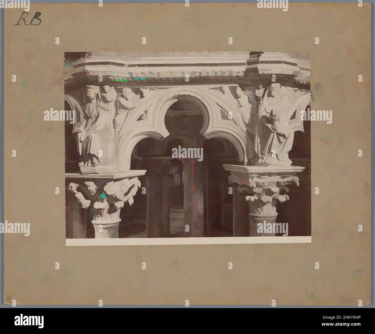 Kunst inspiriert durch Detail der Kanzel in der Kathedrale von Siena von Nicola Pisano, zwei Kapitelle mit weiblichen Heiligen verziert, SIENA - Cattedrale. UN dettaglio del Pulpito. (Niccolò Pisano.), Alinari, Dom, 1875 - 1900, Karton, Albumen Print, Höhe 194 mm × Breite 250 mm, Classic Works modernisiert von Artotop mit einem Schuss Moderne. Formen, Farbe und Wert, auffällige visuelle Wirkung auf Kunst. Emotionen durch Freiheit von Kunstwerken auf zeitgemäße Weise. Eine zeitlose Botschaft, die eine wild kreative neue Richtung verfolgt. Künstler, die sich dem digitalen Medium zuwenden und die Artotop NFT erschaffen Stockfoto