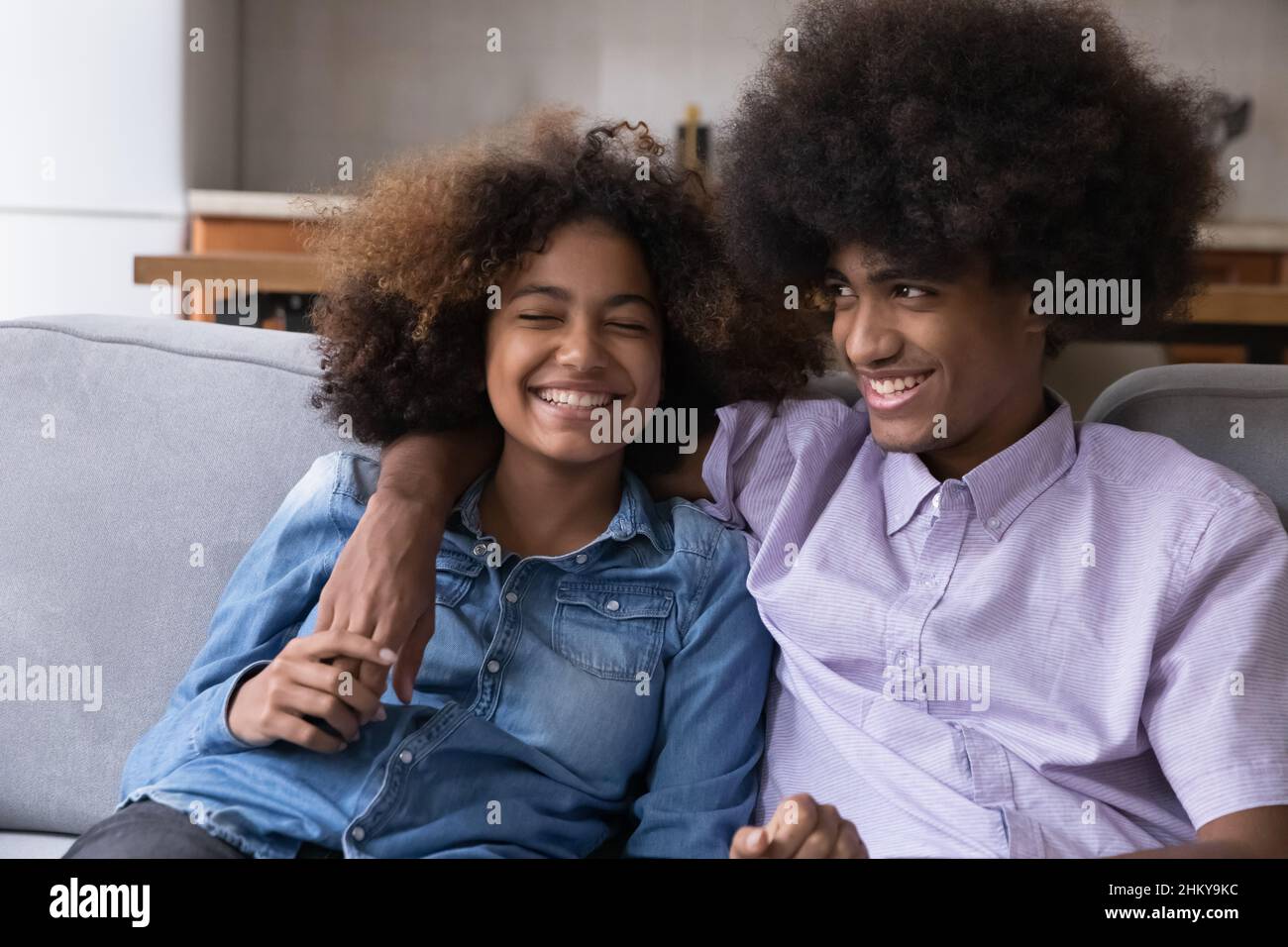 Fröhlich glücklich Schwarzes Paar Hipster Teenager, Studenten genießen Dating Stockfoto