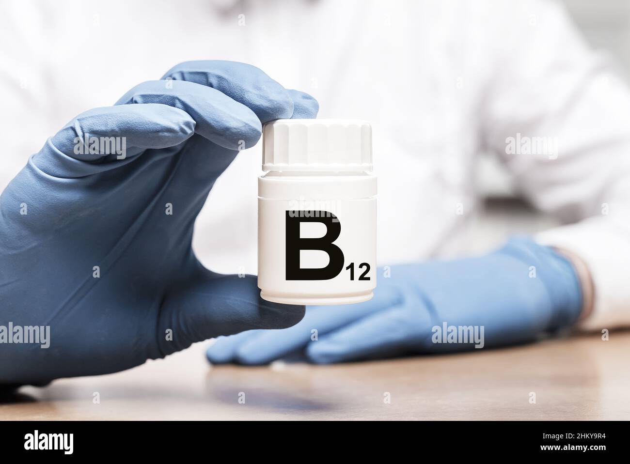 B 12 Vitamin in der Hand im weißen Glas. Foto Stockfoto