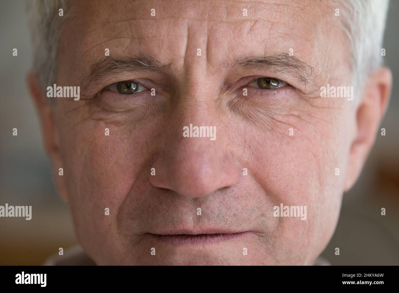 Gesicht eines reifen älteren Mannes mit braunen Augen, Falten Stockfoto