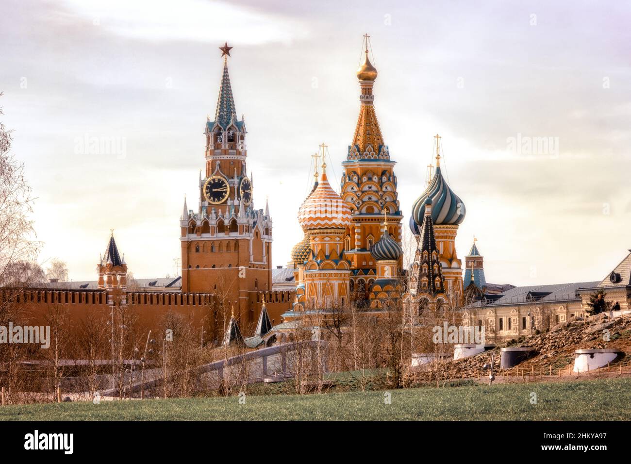 Moskauer Kreml und Basilius-Kathedrale auf dem Roten Platz in Moskau, Russland. Stockfoto