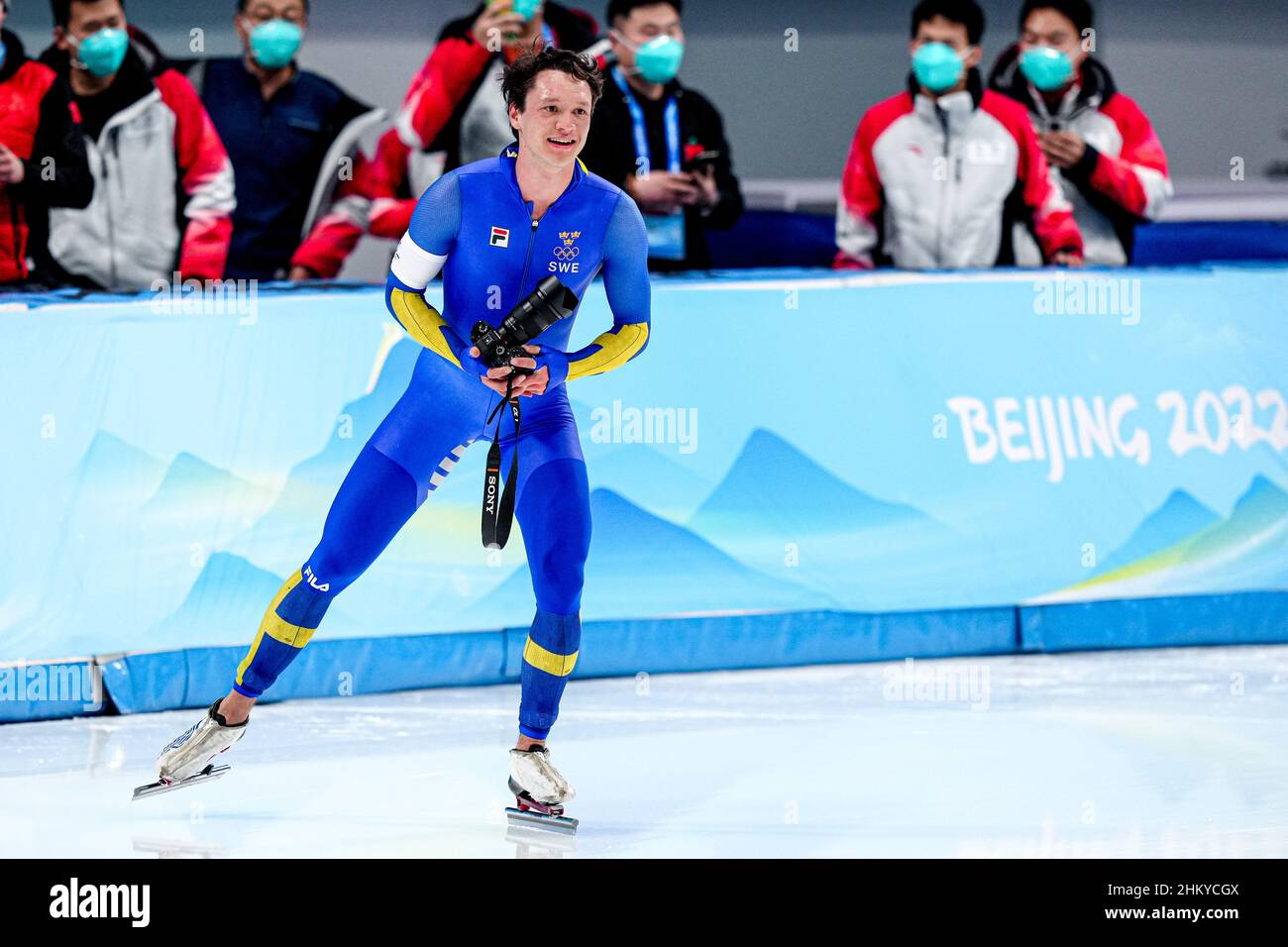 PEKING, CHINA - 6. FEBRUAR: Nils van der Poel aus Schweden mit einer Kamera (Sony Alpha 1) eines Fotografen, der während der Olympischen Spiele 2022 in Peking beim Nationalen Eisschnelllauf-Oval am 6. Februar 2022 in Peking, China, auf den Men's 5000m antritt (Foto: Douwe Bijlsma/Orange Picics) NOCNSF Stockfoto