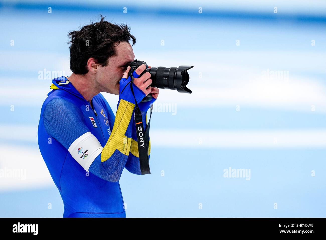 PEKING, CHINA – FEBRUAR 6: Nils van der Poel aus Schweden mit einer Kamera (sony Alpha 1) erhielt er zuvor von einem Fotografen, der während der Olympischen Spiele 2022 in Peking beim National Speed Skating Oval am 6. Februar 2022 in Peking, China, auf den Men's 5000m antrat (Foto von Douwe Bijlsma/Orange Picics) NOCNSF Stockfoto