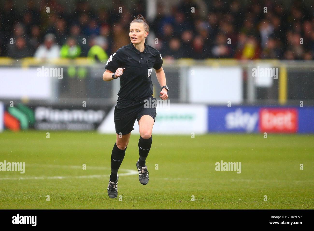 EnviroVent Stadium, Harrogate, England - 5th. Februar 2022 Schiedsrichter Rebecca Welch - während des Spiels Harrogate gegen Bradford City, EFL League 2, 2021/22, im EnviroVent Stadium, Harrogate, England - 5th. Februar 2022 Credit: Arthur Haigh/WhiteRoseFotos/Alamy Live News Stockfoto