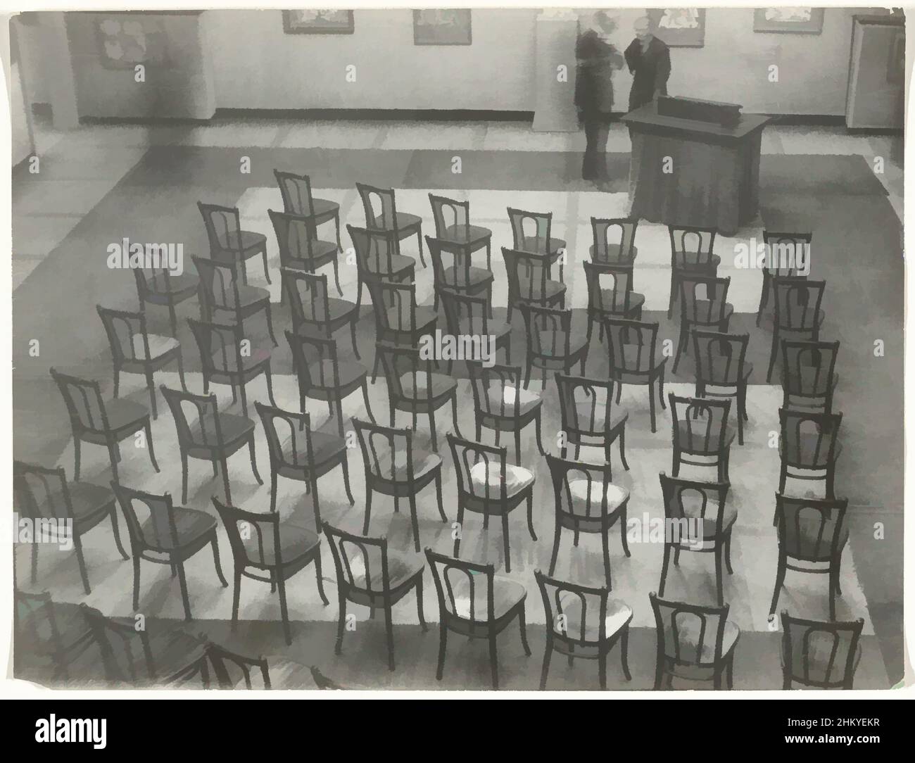 Kunst inspiriert von Karl With und Konrad Adenauer vor einem leeren Raum mit Stühlen, möglicherweise Museum für Kunstgewerbe in Köln, Hannes Flach, Köln, 1925 - 1933, Barytapapier, Silbergelatine Print, Höhe 179 mm × Breite 234 mm, Classic Works modernisiert von Artotop mit einem Schuss Modernität. Formen, Farbe und Wert, auffällige visuelle Wirkung auf Kunst. Emotionen durch Freiheit von Kunstwerken auf zeitgemäße Weise. Eine zeitlose Botschaft, die eine wild kreative neue Richtung verfolgt. Künstler, die sich dem digitalen Medium zuwenden und die Artotop NFT erschaffen Stockfoto