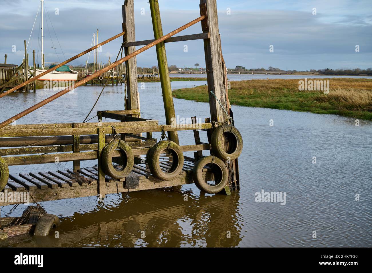 Autoreifen zum Schutz von Booten und Holzsteg auf Skippool Creek bei Flut Stockfoto