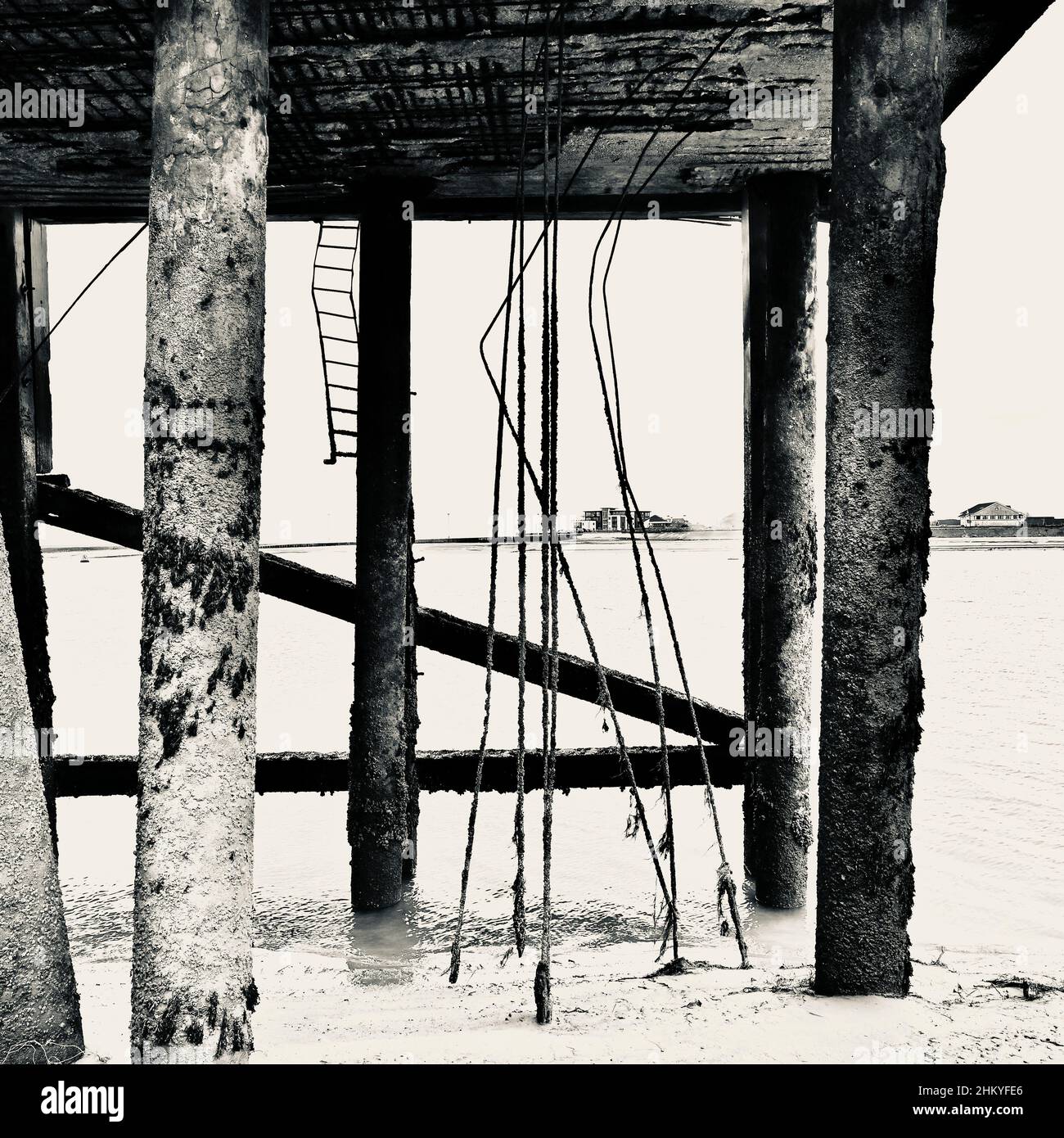 Unterhalb des verwelkenden Piers an der Flussmündung des Wyre bei Fleetwood Stockfoto