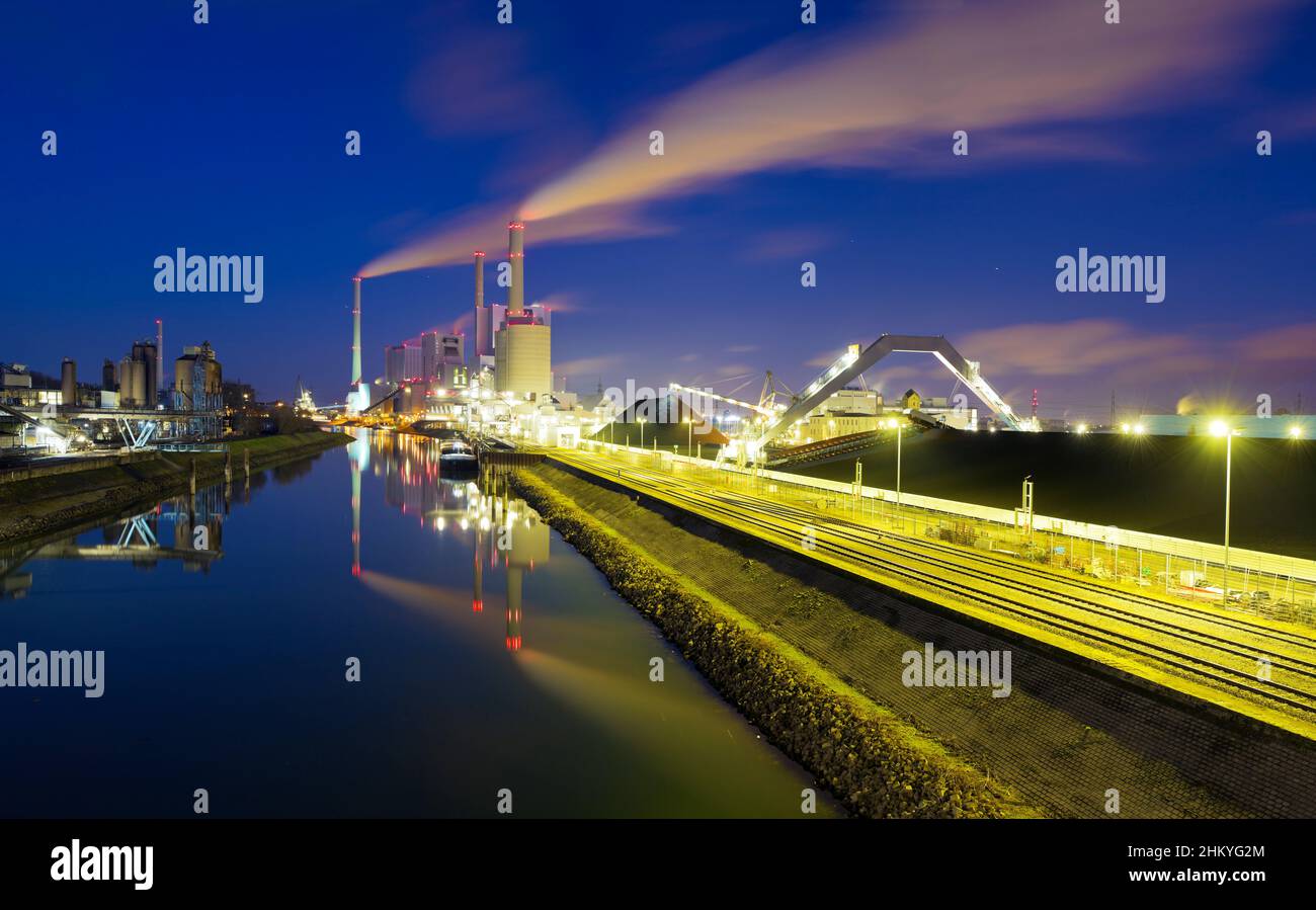 Beleuchtetes Kohlekraftwerk mit Kohlehaufen in Mannheim - Deutschland Stockfoto