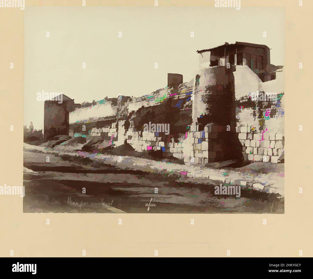 Kunst inspiriert von S 86. Alte Stadtmauer von Damaskus (wo Paul floh)., Syrien (Serientitel)417. Damas, Mur par ou Saint-Paul s'est enfui. Bonfils, das Foto ist Teil der Serie von Fotografien von Syrien gesammelt von Richard Polak., Bonfils, Damaskus, c. 1867 - c. 1876, fotografisch, Klassische Werke, die von Artotop mit einem Schuss Moderne modernisiert wurden. Formen, Farbe und Wert, auffällige visuelle Wirkung auf Kunst. Emotionen durch Freiheit von Kunstwerken auf zeitgemäße Weise. Eine zeitlose Botschaft, die eine wild kreative neue Richtung verfolgt. Künstler, die sich dem digitalen Medium zuwenden und die Artotop NFT erschaffen Stockfoto