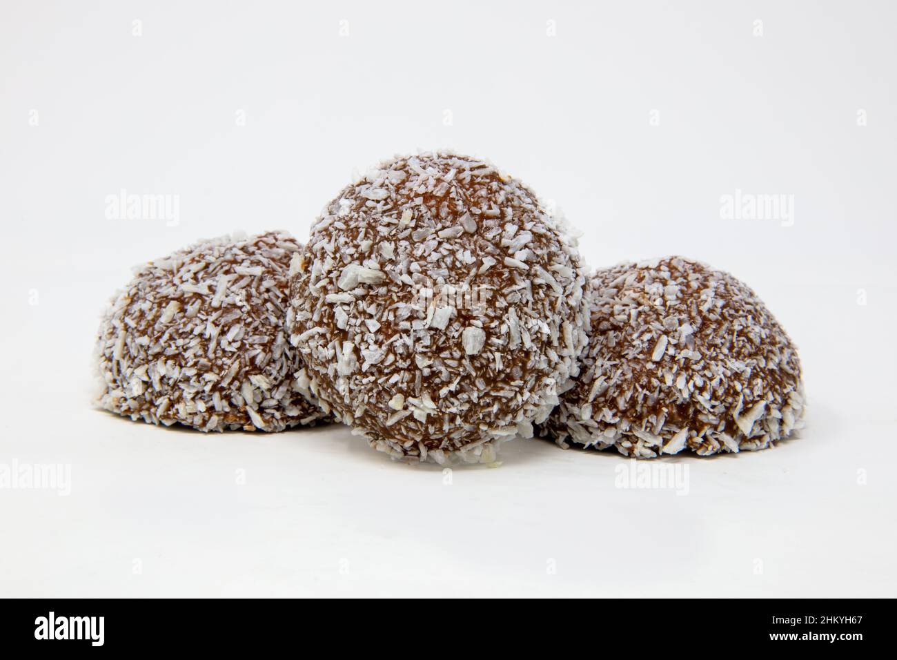 Schneeballkuchen gefüllt mit weichem Moorgelchen, bedeckt mit Schokolade und Kokosnuss Stockfoto