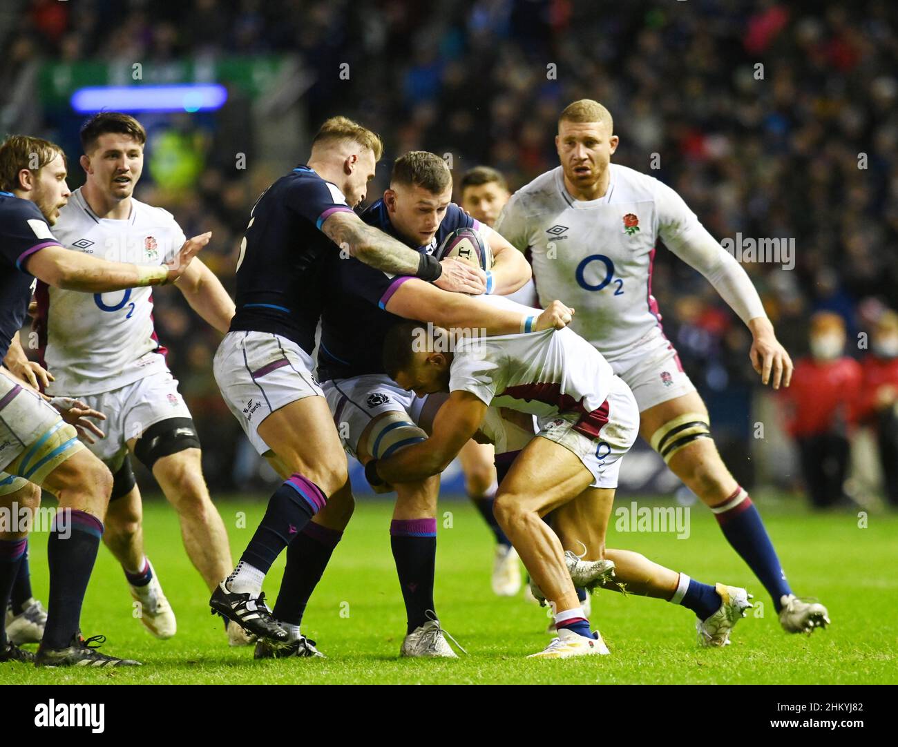 BT Murrayfield Stadium.Edinburgh.Schottland.UK.5th Feb 22 Spiel von Guinness Six Nations Schottland gegen England. Schottlands Magnus Bradbury mit Unterstützung von Captain Stuart Hogg Credit: eric mccowat/Alamy Live News Stockfoto