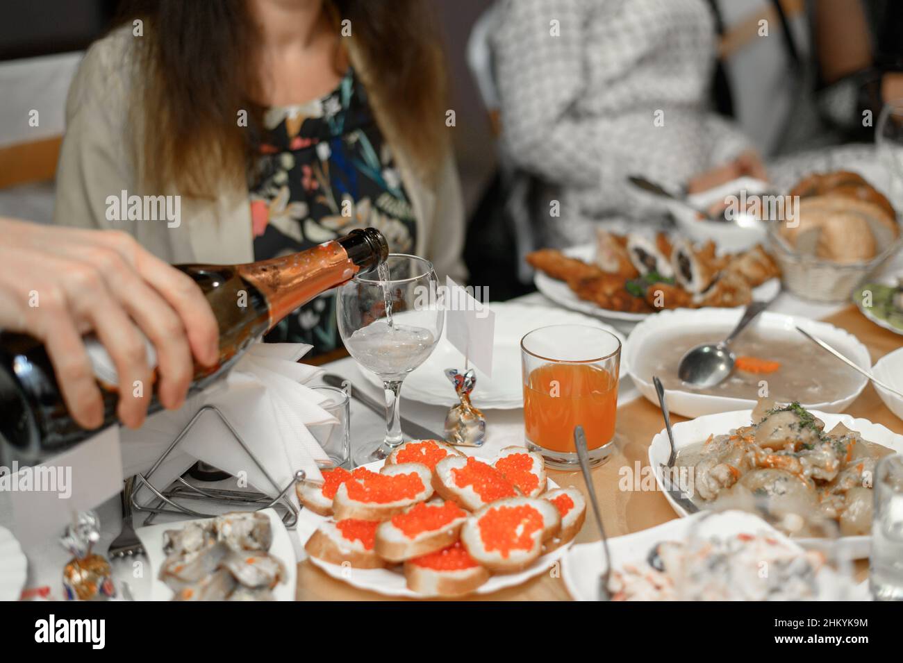 Den Gästen wird Champagner am Hochzeitstisch serviert Stockfoto