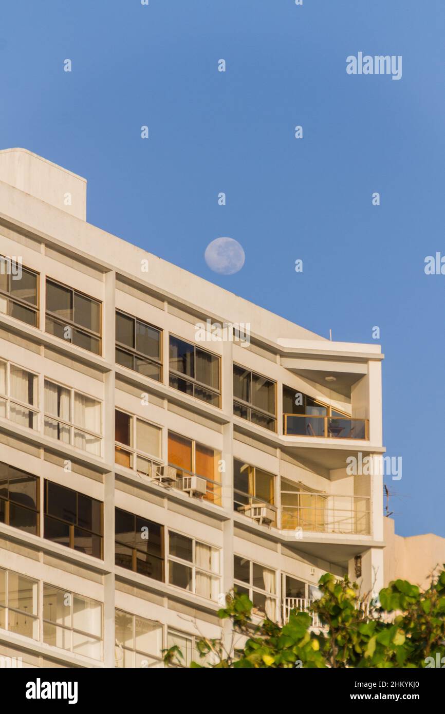 Anbruch in einem wunderschönen blauen Himmel in der Nachbarschaft von der Canaba, Rio de Janeiro, Brasilien. Stockfoto