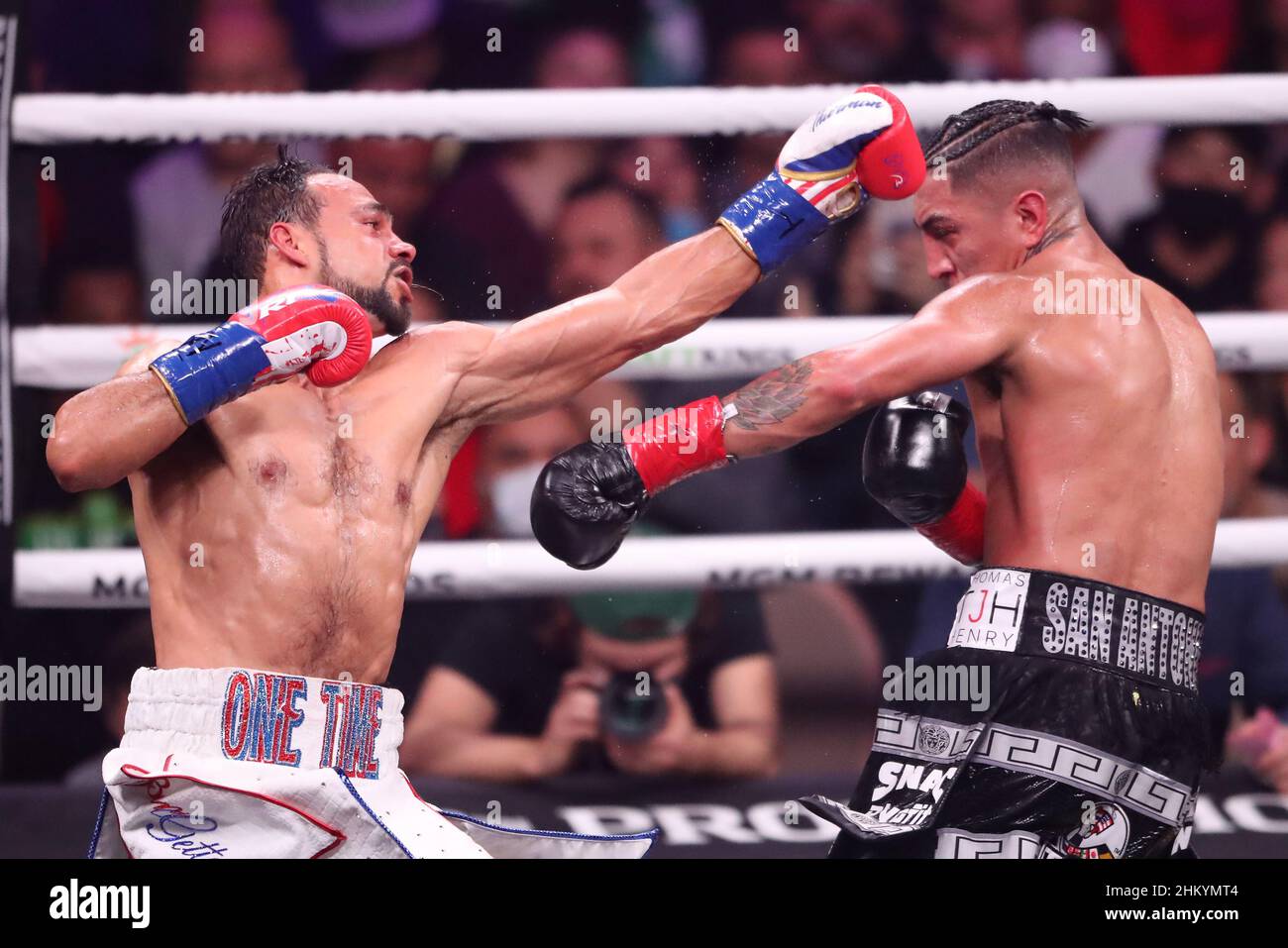 Las Vegas, Nevada, USA. 5th. Februar 2022. LAS VEGAS, NV - FEBRUAR 5: (L-R) Boxer Keith Thurman schlägt Mario Barrios während ihres Weltgewichtskampfes in der Mandalay Bay Michelob Ultra Arena am 5. Februar 2022 in Las Vegas, Nevada, USA. (Bild: © Alejandro Salazar/PX Imagens via ZUMA Press Wire) Stockfoto