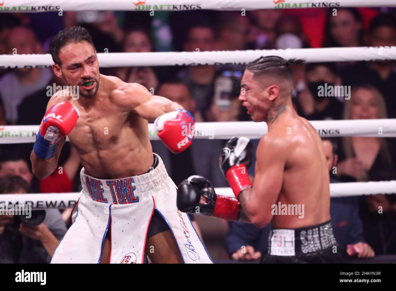 Las Vegas, Nevada, USA. 5th. Februar 2022. LAS VEGAS, NV - FEBRUAR 5: (L-R) Boxer Keith Thurman schlägt Mario Barrios während ihres Weltgewichtskampfes in der Mandalay Bay Michelob Ultra Arena am 5. Februar 2022 in Las Vegas, Nevada, USA. (Bild: © Alejandro Salazar/PX Imagens via ZUMA Press Wire) Stockfoto