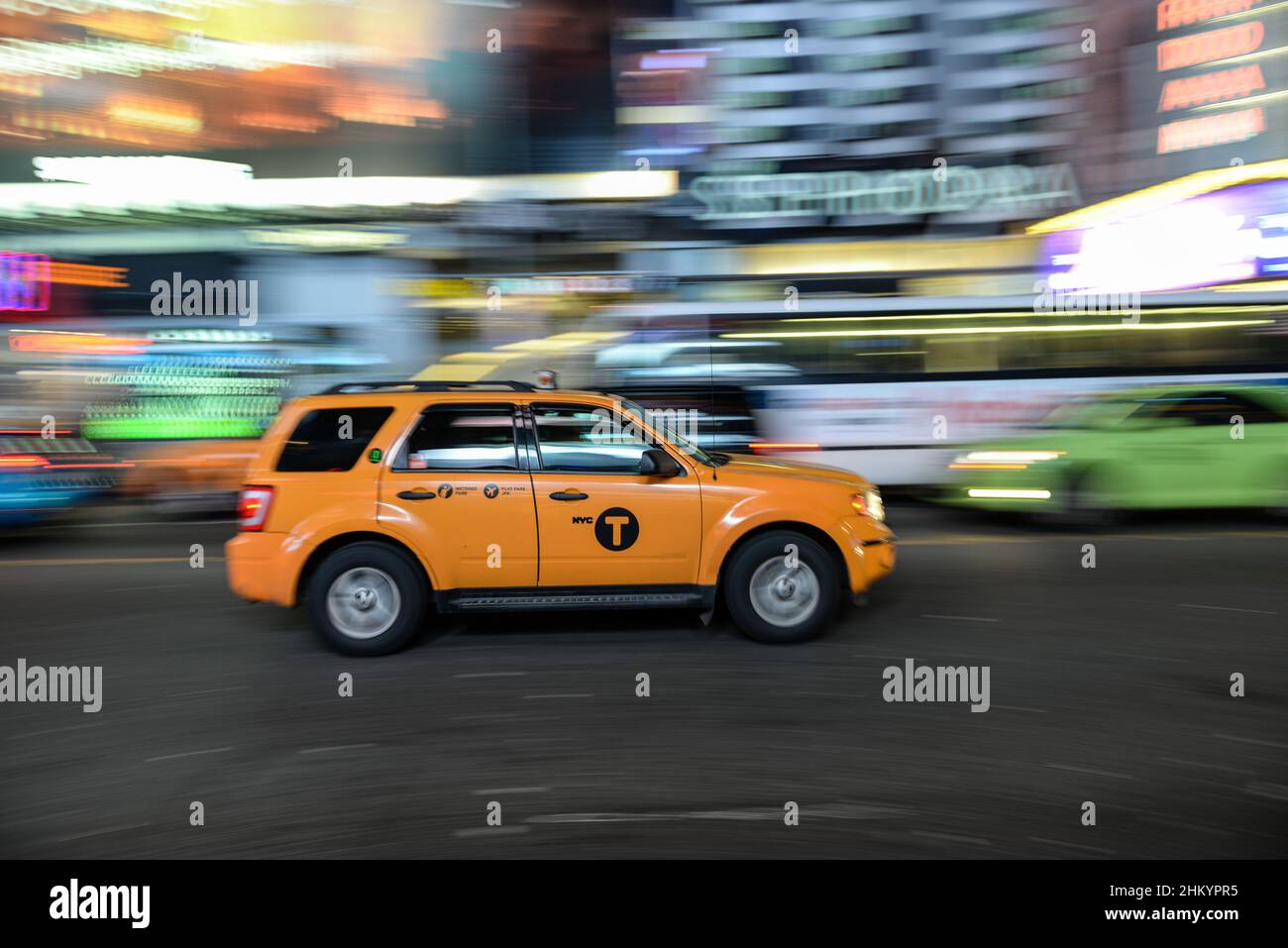 Ein gelbes Taxi fährt schnell durch den Times Square in NYC, USA Stockfoto