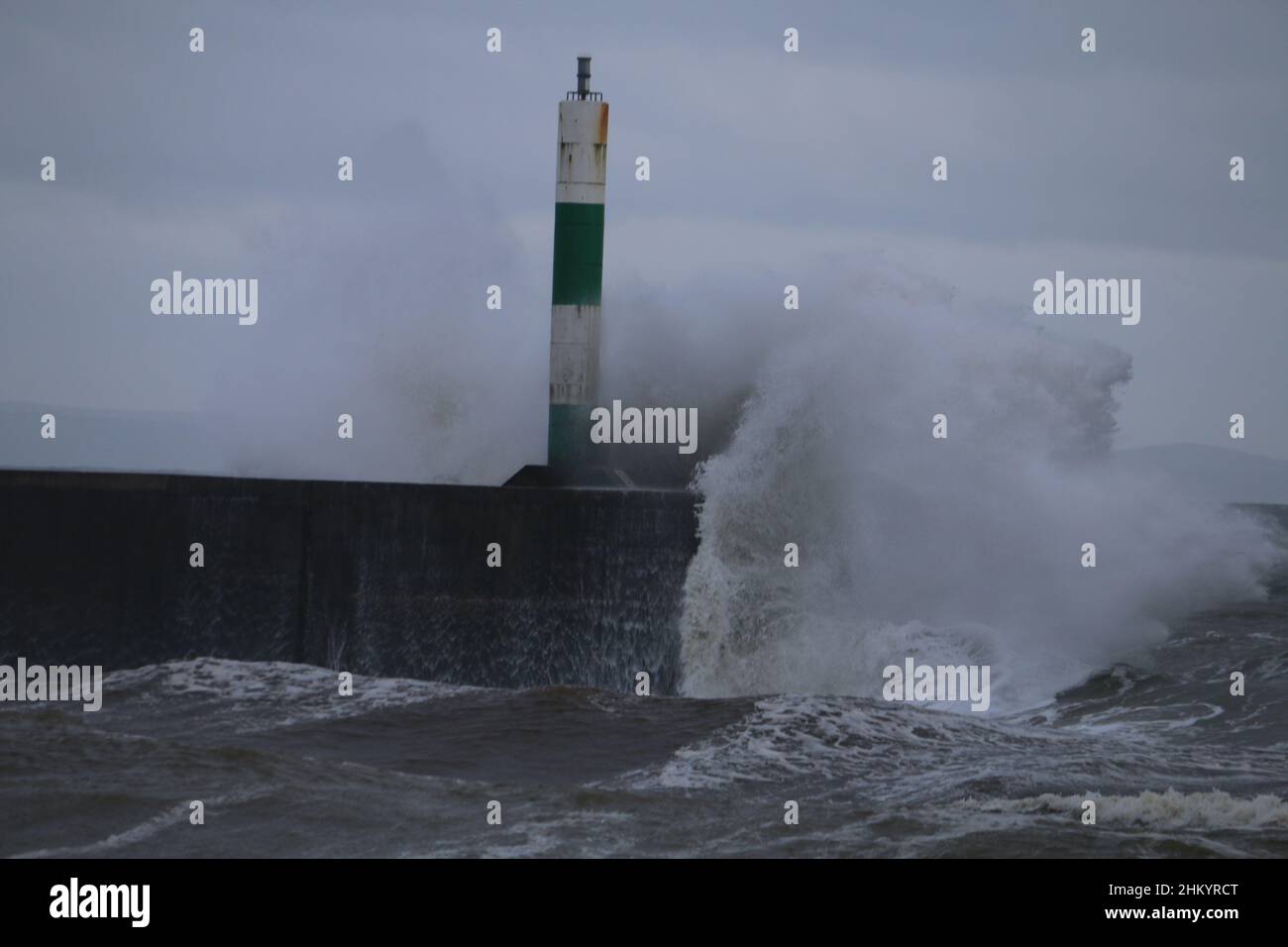 Aberystwyth Wales Vereinigtes Königreich Wetter Februar 6th 2022 . An einem kalten Wintertag an der Westküste großbritanniens treiben starke Winde mit beißender Kälte die riesigen Wellen bei Flut, wobei Schäden an Strukturen und Eigentum möglich sind. Kredit: mike davies/Alamy Live Nachrichten Stockfoto