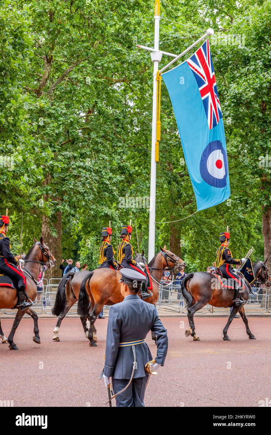 Kings Truppe Royal Horse Artillery passieren RAF-Mitarbeiter auf der Route, The Mall, London Stockfoto