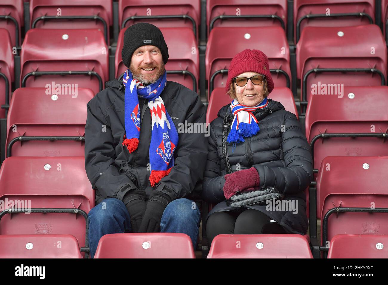 SCUNTHORPE, GROSSBRITANNIEN. FEB 5th Oldham-Fans während des Sky Bet League 2-Spiels zwischen Scunthorpe United und Oldham Athletic am Samstag, den 5th. Februar 2022 im Glanford Park, Scunthorpe. (Kredit: Eddie Garvey | MI Nachrichten) Kredit: MI Nachrichten & Sport /Alamy Live Nachrichten Stockfoto