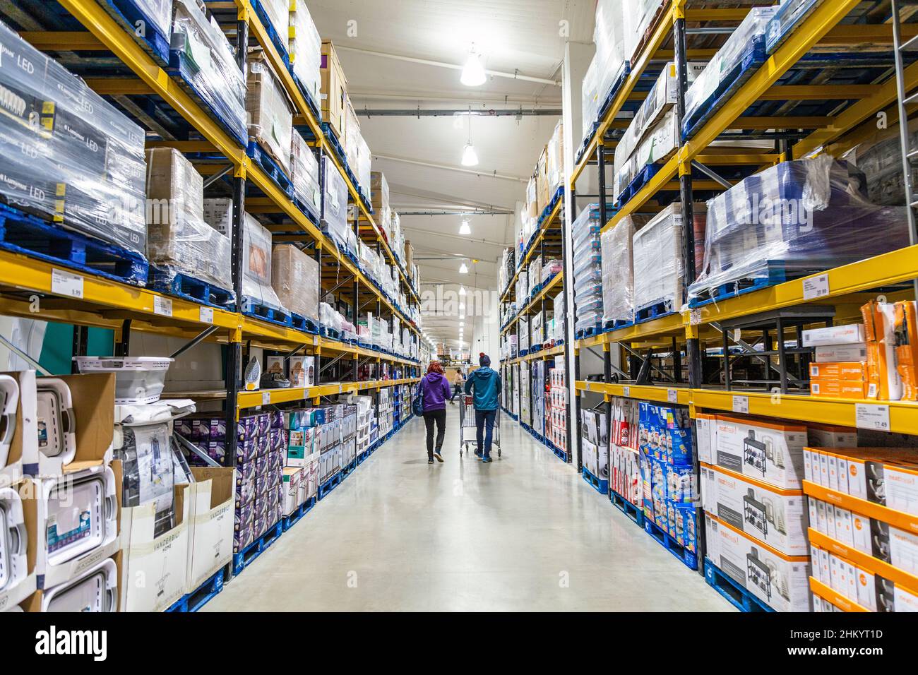 Paar mit Trolley-Shopping im Großhandelsmarkt Costco Stockfoto