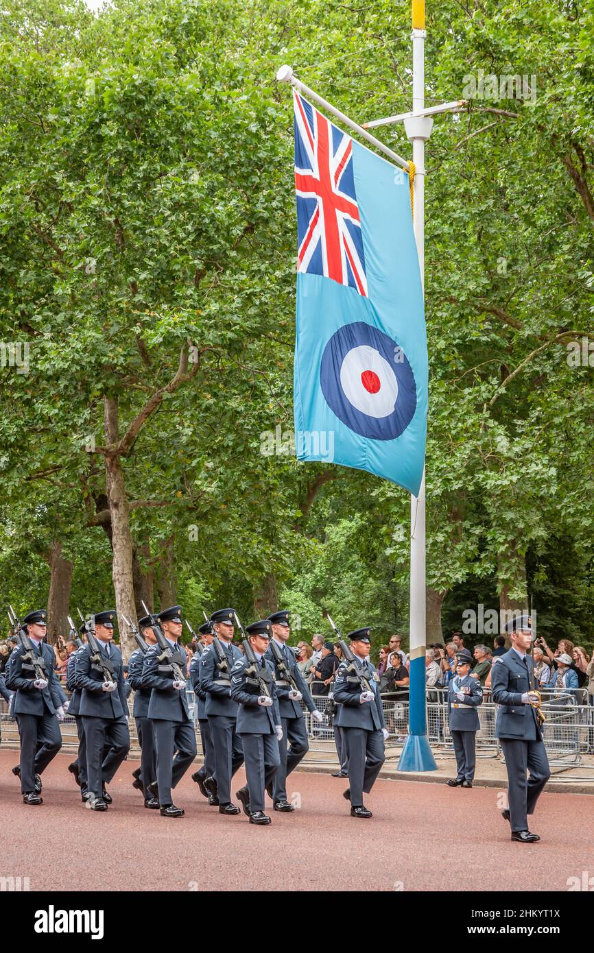 Mitarbeiter der RAF marschieren im Rahmen der Feierlichkeiten zum hundertjährigen Bestehen der RAF die Mall, London, entlang Stockfoto