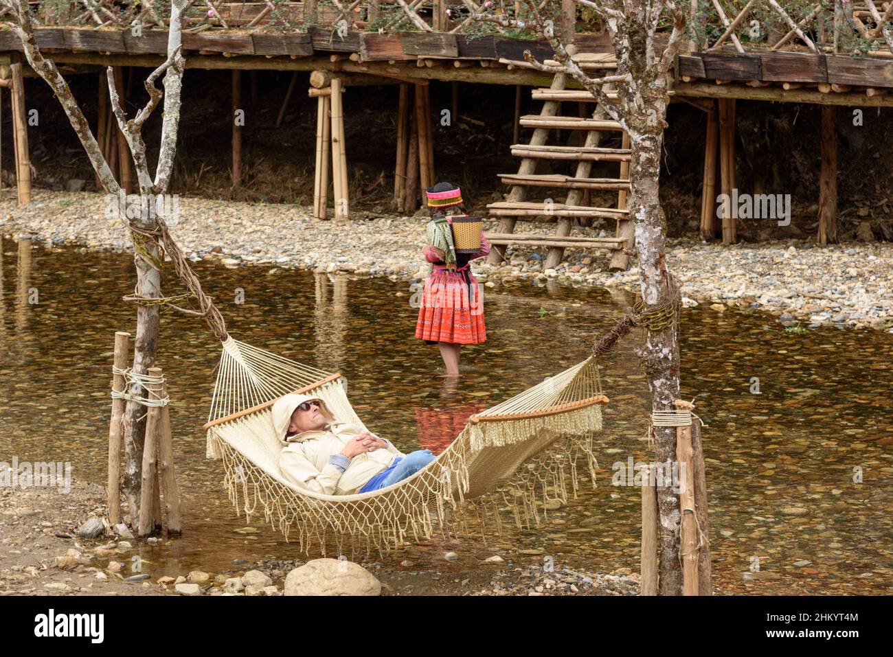 Zwei Touristen entspannen sich in Cat Cat Village, Sapa (Sa Pa), Lao Cai Provinz, Vietnam, Südostasien Stockfoto