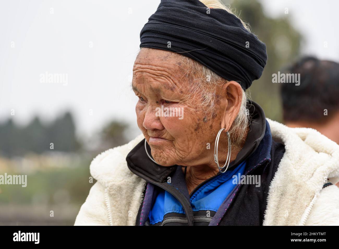 Porträt einer älteren Frau aus dem ethnischen Stamm der Schwarzen Hmong auf einem Markt in Sapa (Sa Pa), Provinz Lao Cai, Vietnam, Südostasien Stockfoto