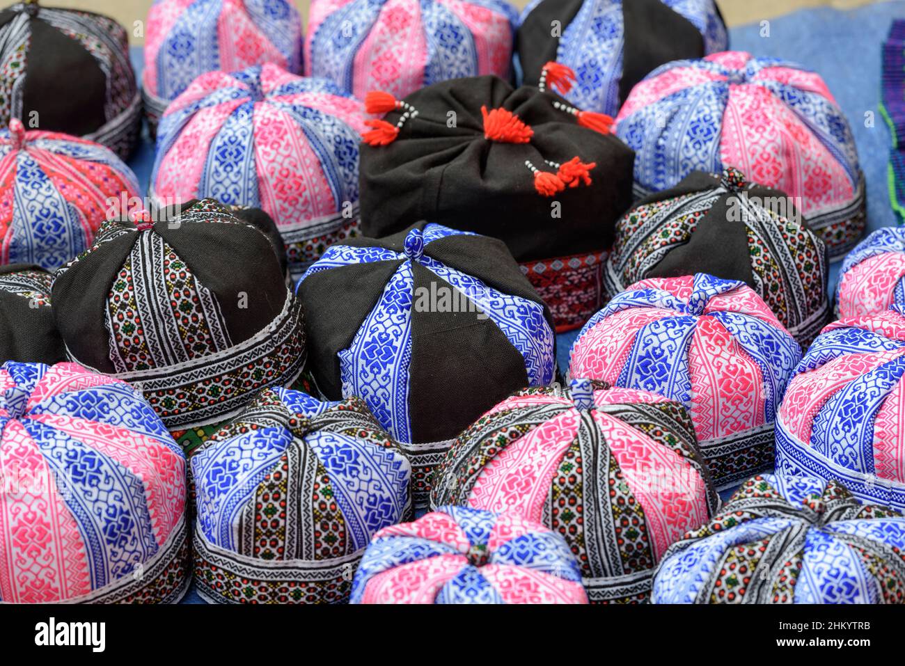 Traditionelle Hmong-Stammhüte, die auf einem Markt in Sapa (Sa Pa), Provinz Lao Cai, Vietnam, Südostasien, verkauft werden Stockfoto