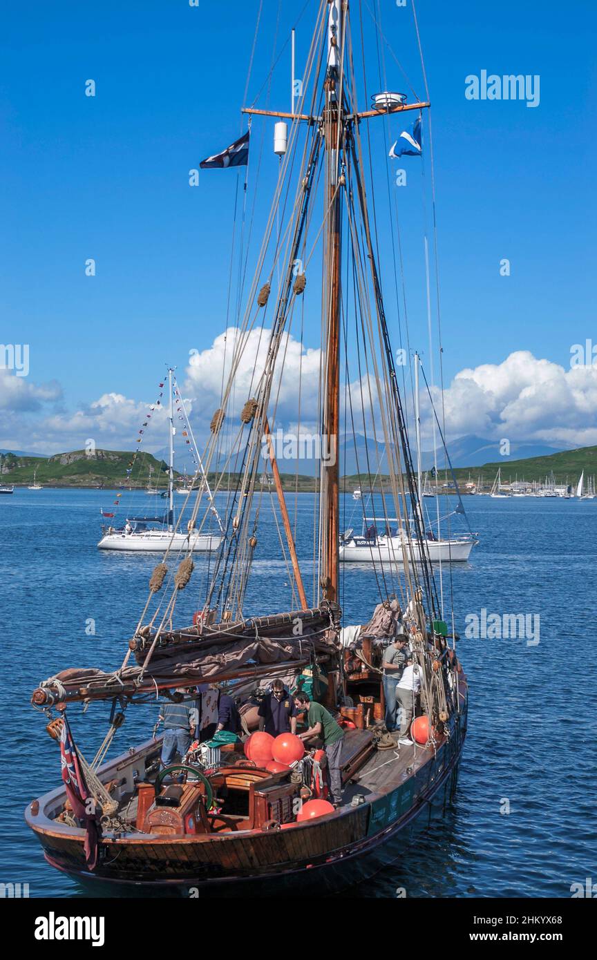 Der traditionelle Gaffelschneider verlässt Oban Harbour für einen Segeltörn an einem Sommertag im Juli, Schottland, Großbritannien Stockfoto