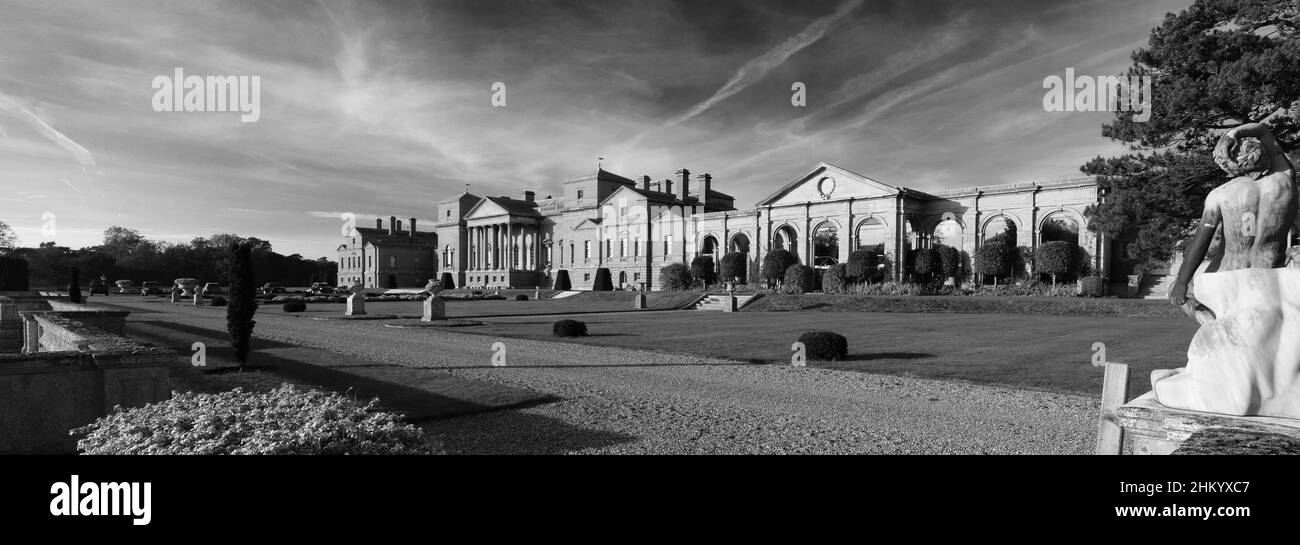 Herbstansicht eines der großen Palladio-Häuser von England, Holkham Hall in Holkham Village, North Norfolk, England; Großbritannien Stockfoto