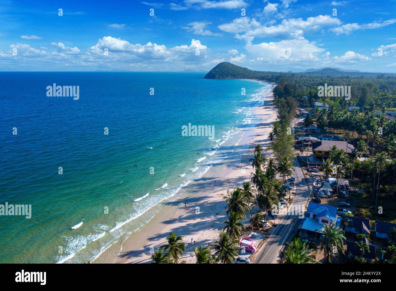 Luftaufnahme des Thungwualaen Beach in Chum phon, Thailand. Stockfoto