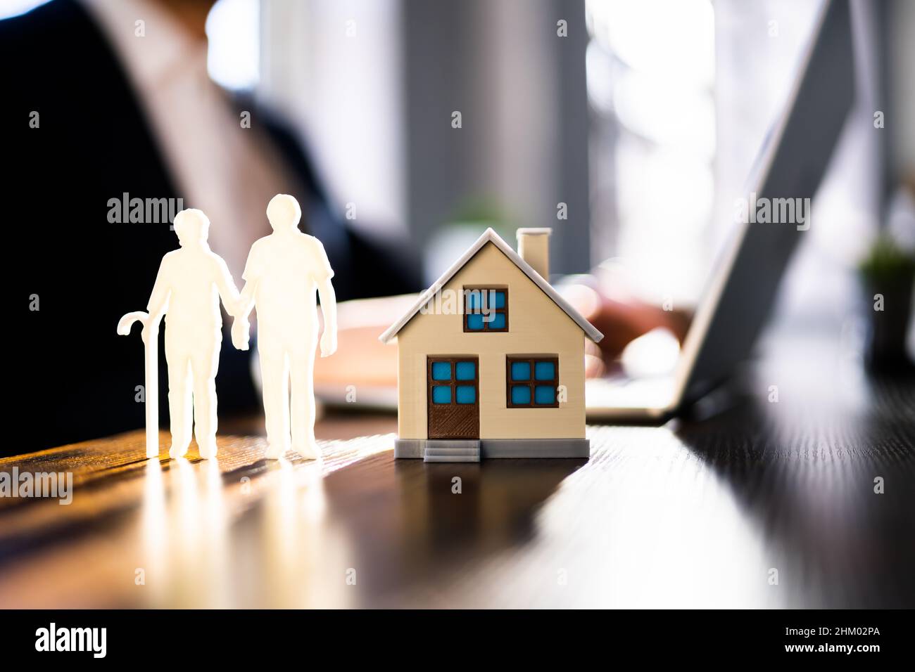 Älteres Paar, Das Haus Kauft. Ältere Ältere Ältere Menschen Stockfoto